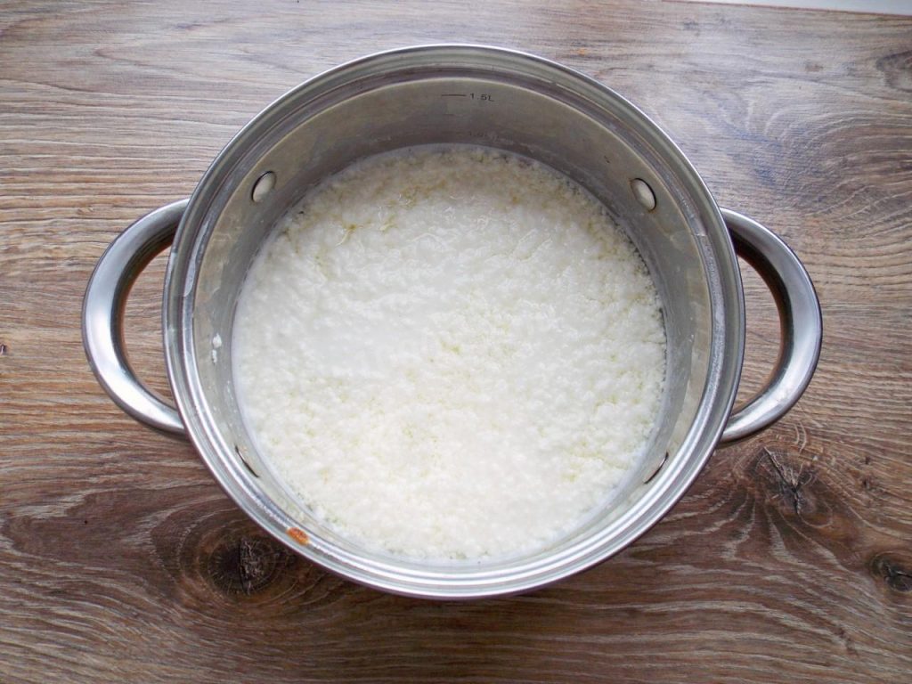 Покроковий рецепт сиру з молока для початківців