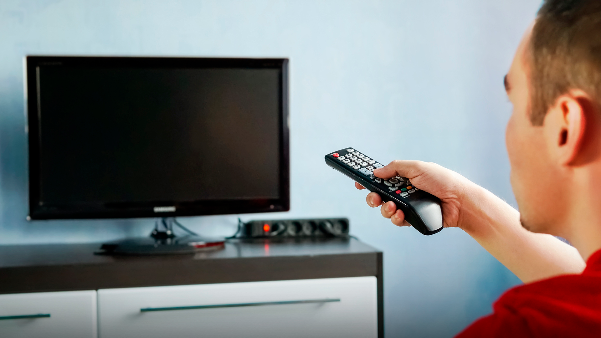 Як увімкнути телевізор без пульта: детальна інструкція